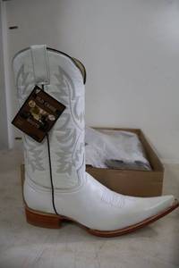 lot 936 image: Old Creek white color boots with pointed toe, size 8.5