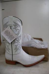 lot 937 image: Old Creek white color boots with pointed toe, size 6