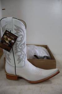 lot 938 image: Old Creek white color boots with pointed toe, size 8