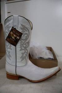 lot 941 image: Old Creek white color boots with pointed toe, size 10.5