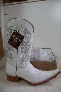 lot 942 image: Old Creek white color boots with pointed toe, size 10.5