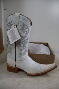 lot 943 image: Old Creek white color boots with pointed toe, size 9