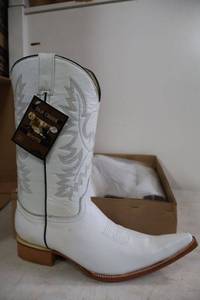 lot 944 image: Old Creek white color boots with pointed toe, size 10.5