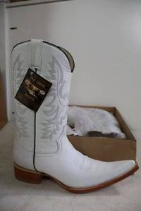 lot 945 image: Old Creek white color boots with pointed toe, size 9.5
