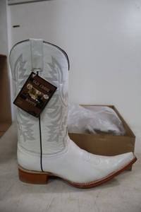 lot 961 image: Old Creek white color boots with pointed toe, size 8