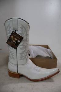 lot 962 image: Old Creek white color boots with pointed toe, size 8.5