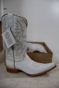 lot 963 image: Old Creek white color boots with pointed toe, size 7.5