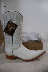 lot 965 image: Old Creek white color boots with pointed toe, size 7.5