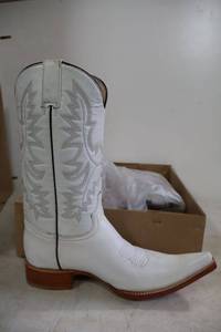 lot 969 image: Old Creek white color boots with pointed toe, size 6.5