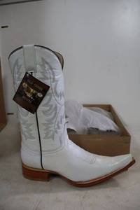 lot 970 image: Old Creek white color boots with pointed toe, size 7