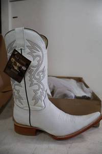 lot 972 image: Old Creek white color boots with pointed toe, size 7.5