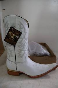 lot 975 image: Old Creek white color boots with pointed toe, size 8.5