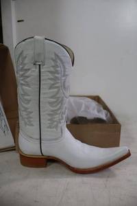 lot 977 image: Old Creek white color boots with pointed toe, size 9