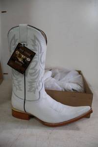 lot 978 image: Old Creek white color boots with pointed toe, size 8