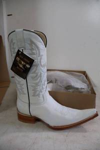 lot 979 image: Old Creek white color boots with pointed toe, size 7.5