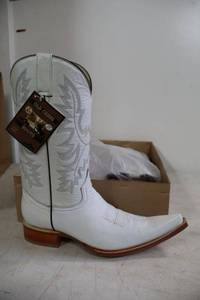 lot 980 image: Old Creek white color boots with pointed toe, size 8