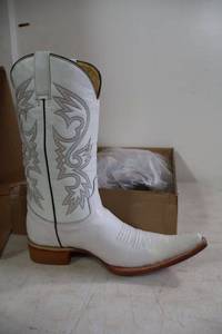 lot 985 image: Old Creek white color boots with pointed toe, size 7