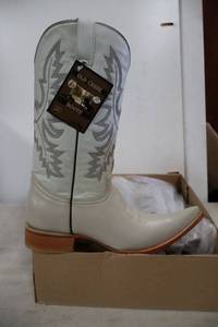 lot 895 image: Old Creek bone color boots with pointed toe, size 7