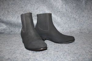 lot 1005 image: Twinstone black color, velvety leather texture, leather sole, short boot, size 8.5