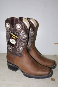 lot 761 image: Twinstone brown and coffee color boots, size 9.5 (needs cleaned)