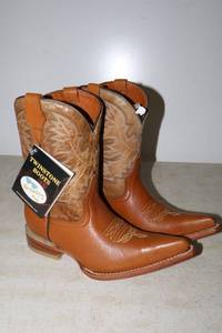 lot 763 image: Kids Twinstone brown boots, size 18.5
