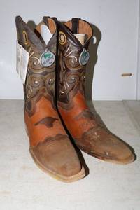 lot 752 image: Twinstone brown boots, size 9.5 (damaged or needs cleaned)
