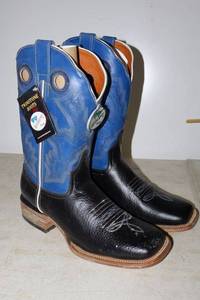 lot 754 image: Twinstone blue and black color boots, size 8 (needs cleaned)