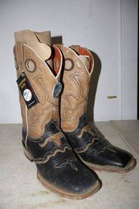 lot 755 image: Twinstone tan and coffee color boots, size 7 (needs cleaned)