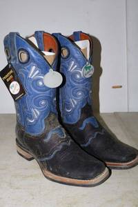 lot 756 image: Twinstone blue and black color boots, size 7 (needs cleaned)