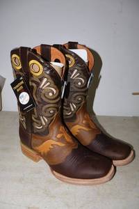 lot 757 image: Twinstone brown and coffee color boots, size 7