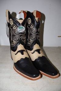 lot 1096 image: Twinstone black and cream color boots with longhorn design, size 9