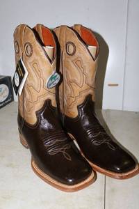 lot 1099 image: Twinstone tan and chocolate color, size 8