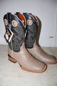 lot 1107 image: Twinstone black and tan color boots, size 7.5