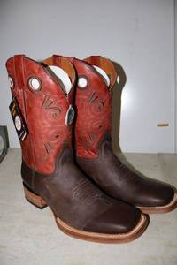 lot 780 image: Twinstone red and chocolate color boots, size 9.5