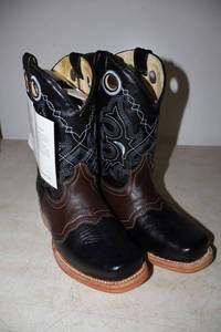 lot 785 image: Kids black and brown color boots with blue stitching, size 20