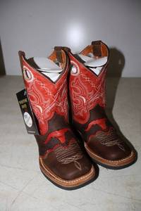 lot 789 image: Kids red and brown color boots, size 15.5
