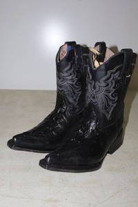 lot 791 image: Twinstone Kids croc style black boots, size 18.5