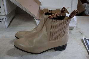 lot 287 image: La Barca short boot, bone color, size 8.5 (discolored)