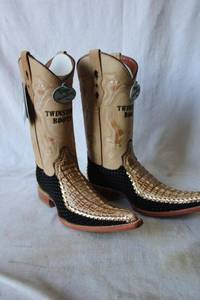 lot 740 image: Twinstone tan and black color boots, size 6.5
