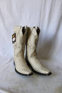 lot 744 image: Twinstone bone color boots, size 9 (peeling as shown)