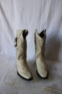 lot 745 image: Twinstone bone color boots, size 9 (peeling as shown)