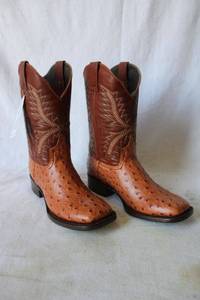 lot 747 image: Twinstone reddish brown color boots, size 7 (peeling as shown)