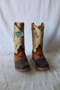 lot 749 image: Twinstone tan and brown color boots, size 9.5