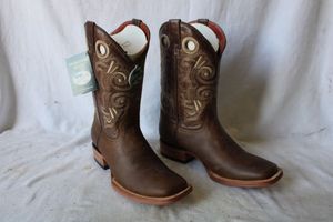 lot 1102 image: Twinstone black and tan color boots, size 7.5