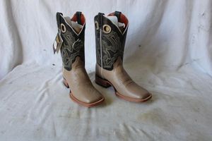 lot 1104 image: Twinstone black and tan color boots, size 7.5
