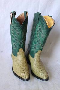 lot 1121 image: Green boots size 7