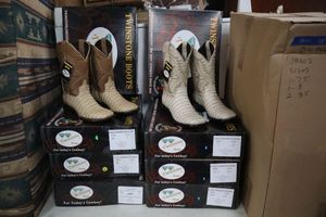 lot 1082 image: 8 pairs of Twinstone boots, 2 styles, mixed sizes, see photos  (8 times the money)