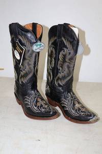 lot 1085 image: Black boots with cross design, size 5.5  (needs cleaned)