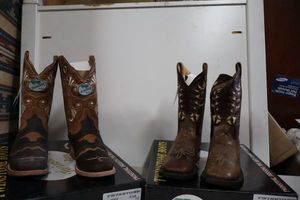 lot 1088 image: 2 pairs of Twinstone boots, size 8 and 9, see photos  (2 times the money)