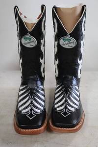 lot 1091 image: Twinstone boots with black and white design, size 8.5
